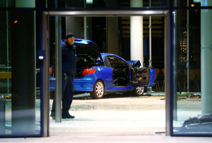 Τρόμος στη Γερμανία: Ανδρας εισέβαλε με ΙΧ στα γραφεία του SPD - εικόνα 3