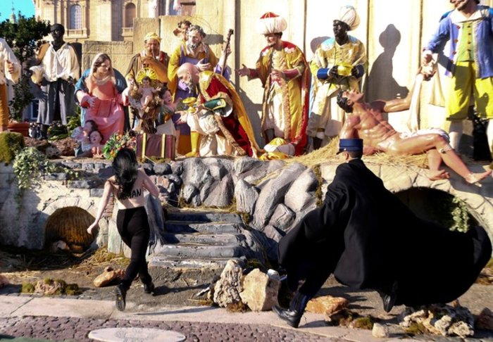 Επιχείρηση αρπαγής του Χριστού από ακτιβίστρια των Femen στο Βατικανό - εικόνα 2