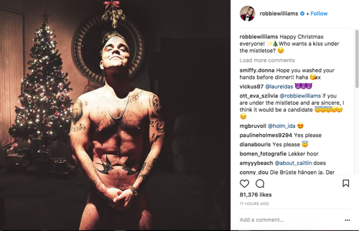 Ποιος διάσημος τραγουδιστής ευχήθηκε για τα Χριστούγεννα γυμνός;