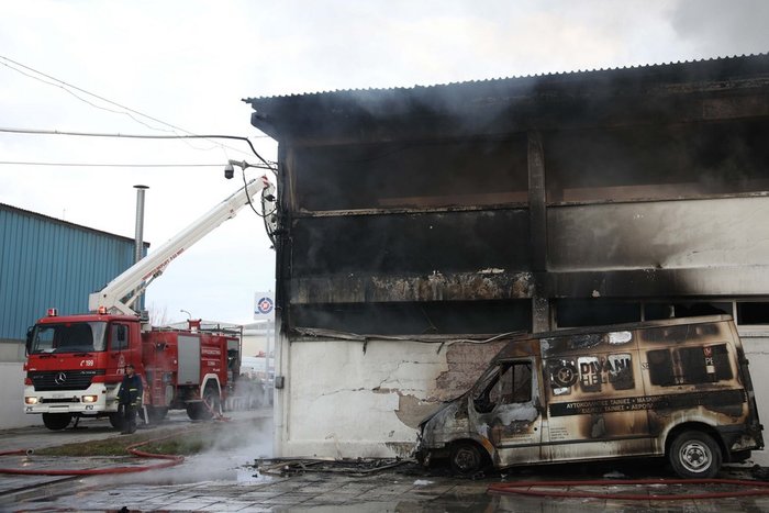Υπό έλεγχο τέθηκε η μεγάλη πυρκαγιά στη ΒΙΠΕ Σίνδου