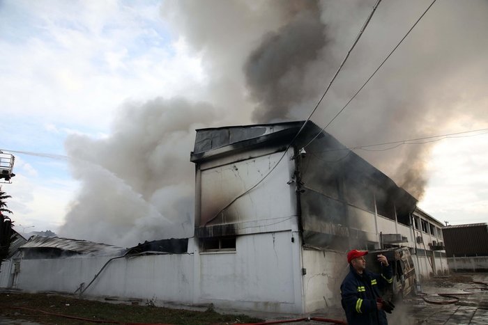 Υπό έλεγχο τέθηκε η μεγάλη πυρκαγιά στη ΒΙΠΕ Σίνδου - εικόνα 2