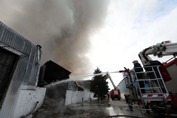Υπό έλεγχο τέθηκε η μεγάλη πυρκαγιά στη ΒΙΠΕ Σίνδου - εικόνα 3