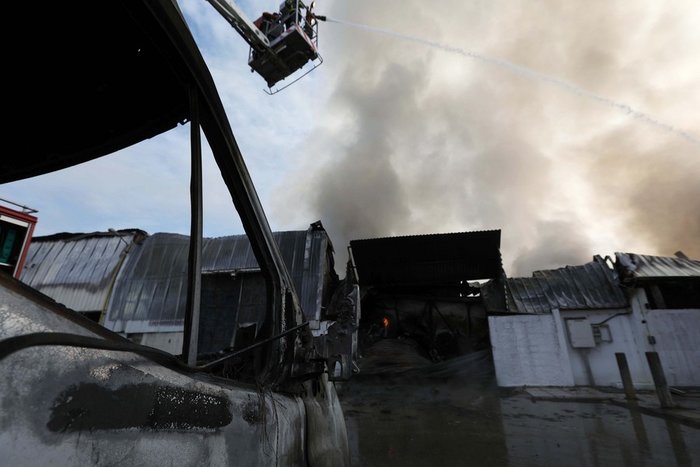Υπό έλεγχο τέθηκε η μεγάλη πυρκαγιά στη ΒΙΠΕ Σίνδου - εικόνα 4