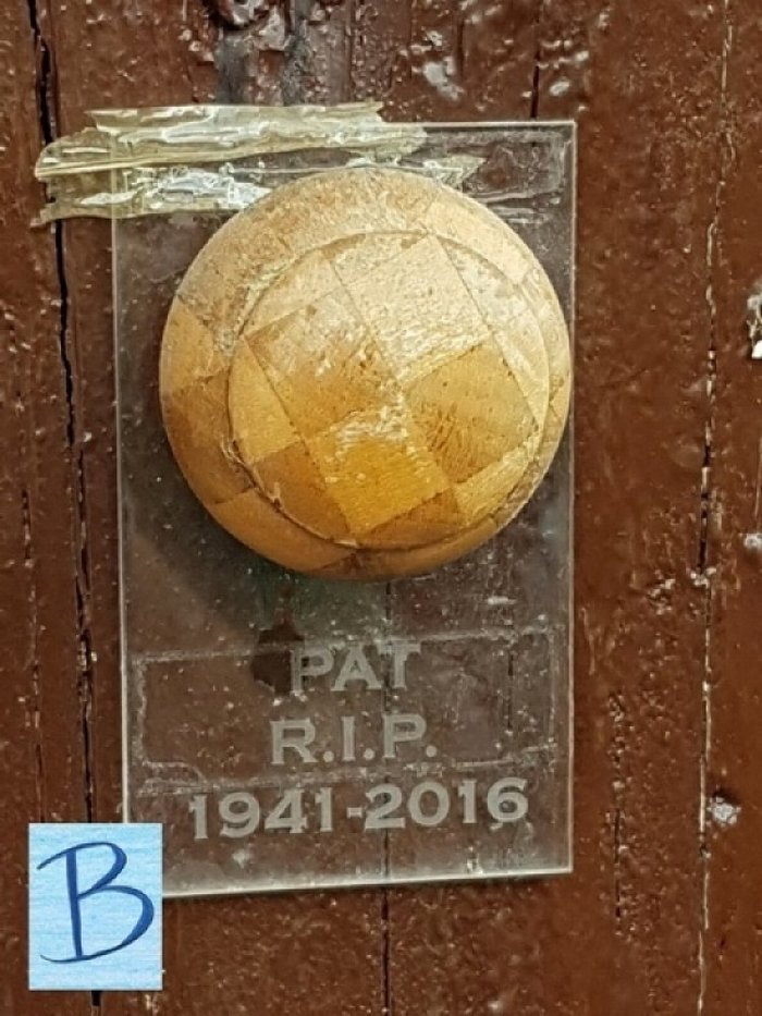 Πιστή θαμώνας σε μπαρ της Κρήτης και... μετά θάνατον