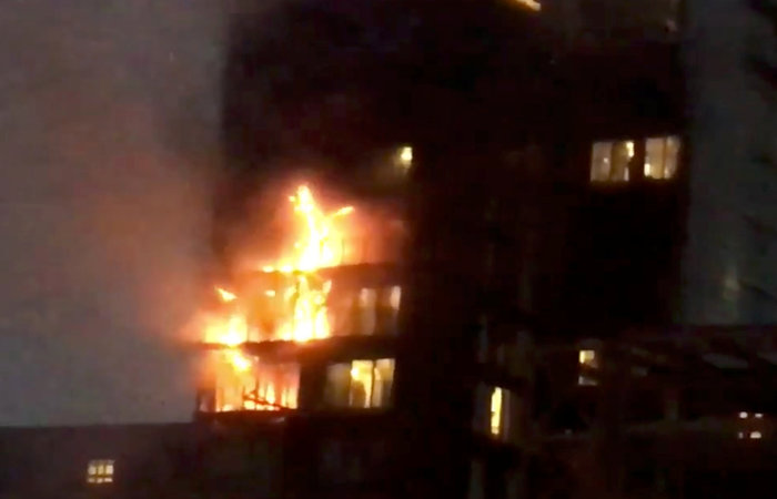 Συναγερμός: Φωτιά σε 12όροφη πολυκατοικία στο Μάντσεστερ - εικόνα 3