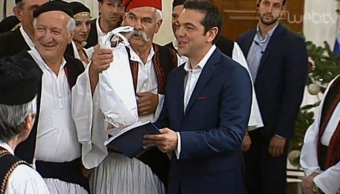Κάλαντα στο Μαξίμου με ατάκα ...φωτιά Τσίπρα για Μπέτυ - εικόνα 4
