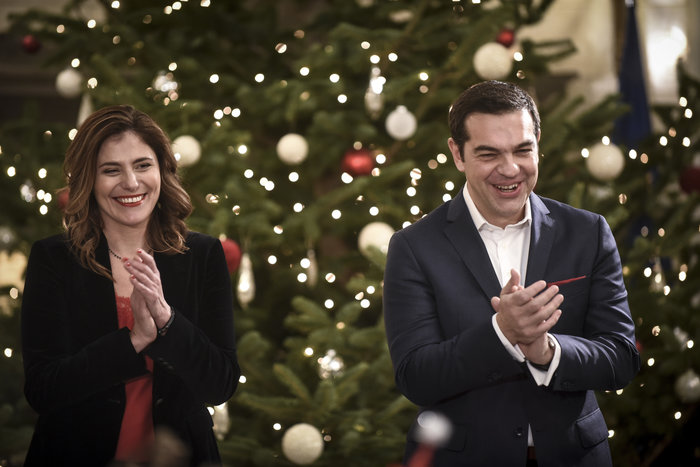 Κάλαντα στο Μαξίμου με ατάκα ...φωτιά Τσίπρα για Μπέτυ - εικόνα 2