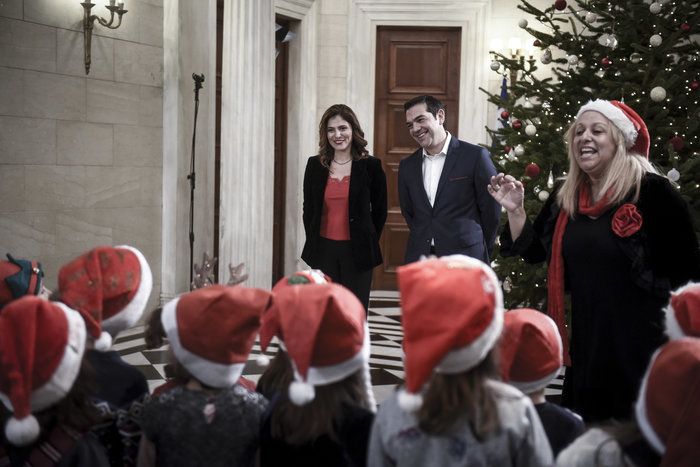 Κάλαντα στο Μαξίμου με ατάκα ...φωτιά Τσίπρα για Μπέτυ - εικόνα 8