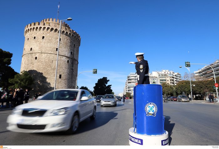Όπως παλιά: Τροχονόμος μέσα στo ...βαρέλι έξω από τον Λευκό Πύργο [φωτό]