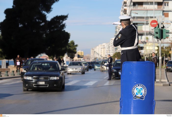 Όπως παλιά: Τροχονόμος μέσα στo ...βαρέλι έξω από τον Λευκό Πύργο [φωτό] - εικόνα 3