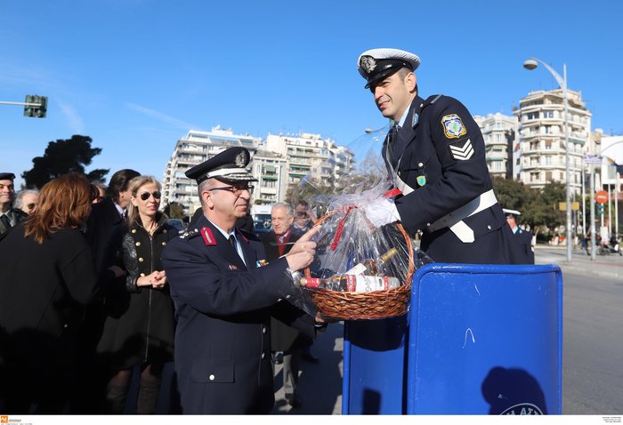 Όπως παλιά: Τροχονόμος μέσα στo ...βαρέλι έξω από τον Λευκό Πύργο [φωτό] - εικόνα 4