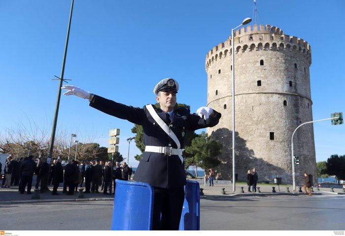 Όπως παλιά: Τροχονόμος μέσα στo ...βαρέλι έξω από τον Λευκό Πύργο [φωτό] - εικόνα 5