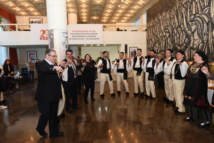 Δεν αντιστάθηκε στο κλαρίνο ο Δ.Κουτσούμπας, και έσυρε το χορό φωτο & vίdeo