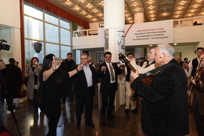 Δεν αντιστάθηκε στο κλαρίνο ο Δ.Κουτσούμπας, και έσυρε το χορό φωτο & vίdeo - εικόνα 2