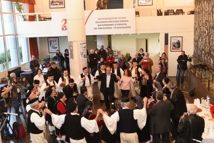 Δεν αντιστάθηκε στο κλαρίνο ο Δ.Κουτσούμπας, και έσυρε το χορό φωτο & vίdeo - εικόνα 4