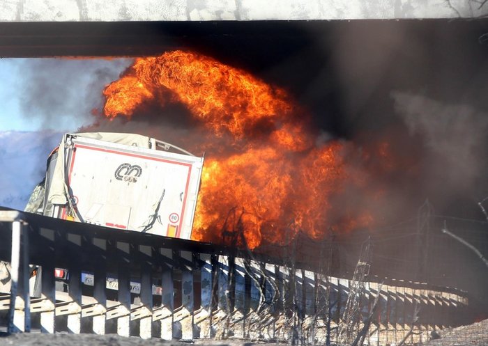 Φονική σύγκρουση βυτιοφόρου με ΙΧ στη βόρεια Ιταλία – Εξι νεκροί - εικόνα 3