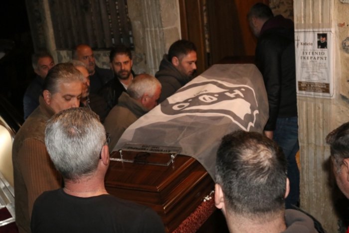 Φωτογραφίες: Σε λαϊκό προσκύνημα η σορός του Ευγένιου Γκέραρντ - εικόνα 2