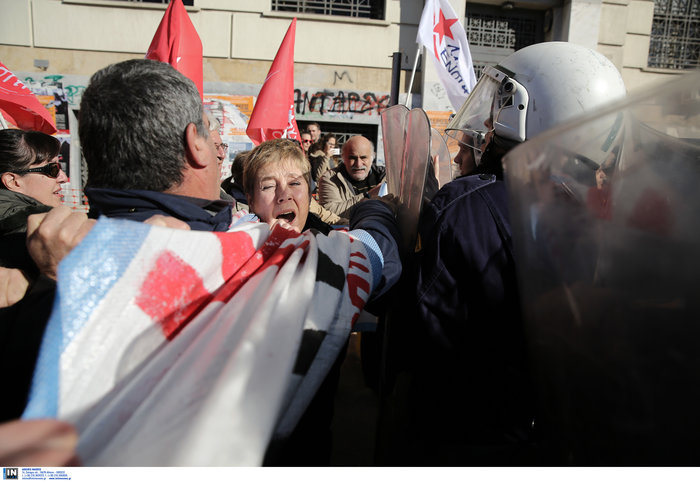 Ενταση με μέλη της ΛΑΕ και τα ΜΑΤ στον Πειραιά (ΦΩΤΟ) - εικόνα 3