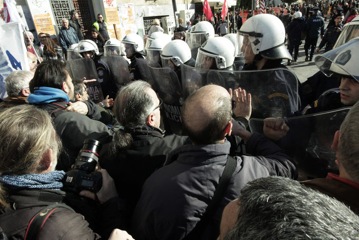 Ενταση με μέλη της ΛΑΕ και τα ΜΑΤ στον Πειραιά (ΦΩΤΟ) - εικόνα 2