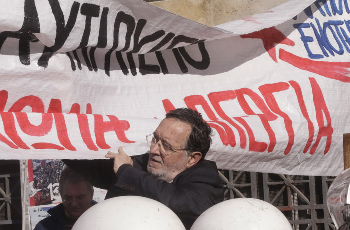Ενταση με μέλη της ΛΑΕ και τα ΜΑΤ στον Πειραιά (ΦΩΤΟ) - εικόνα 4