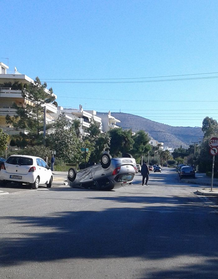 Ντελαπάρισε αυτοκίνητο στη Γλυφάδα (ΦΩΤΟ)