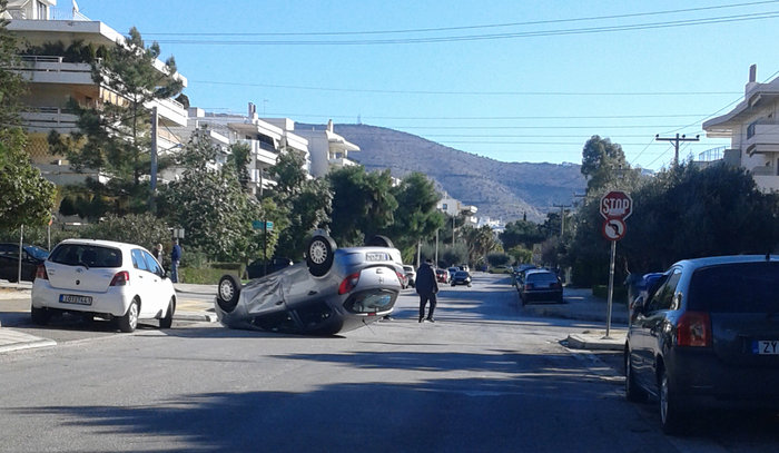 Ντελαπάρισε αυτοκίνητο στη Γλυφάδα (ΦΩΤΟ) - εικόνα 2