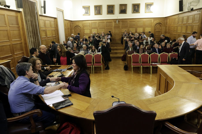 Γκρίνια βουλευτών του ΣΥΡΙΖΑ για τα επιδόματα των τριτέκνων