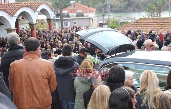 Πόνος και βαθιά οδύνη στην κηδεία της 44χρονης Ειρήνης - εικόνα 4