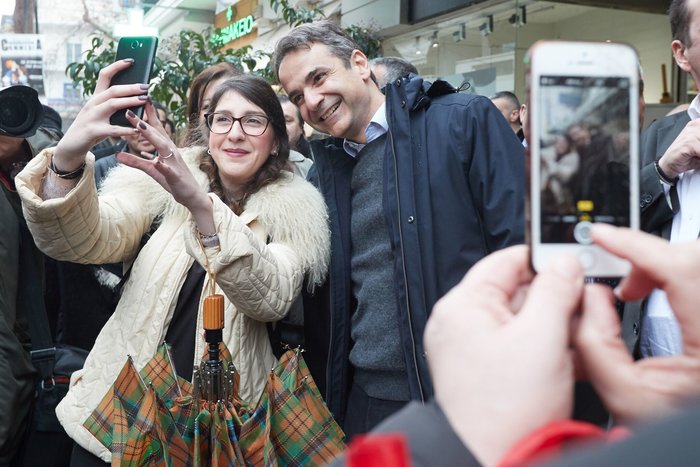 Περιοδεία Μητσοτάκη: Εγκλωβισμένη η χώρα στην ύφεση