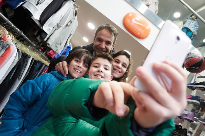 Περιοδεία Μητσοτάκη: Εγκλωβισμένη η χώρα στην ύφεση - εικόνα 2