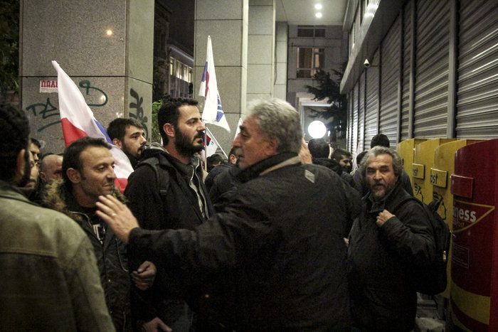 Το ΠΑΜΕ «πολιόρκησε» το Υπ. Οικονομικών, ένταση με τα ΜΑΤ και συνθήματα - εικόνα 2