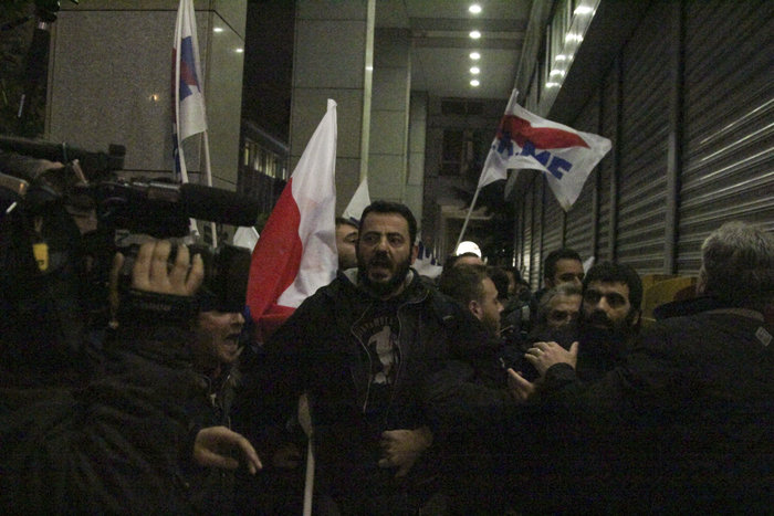 Το ΠΑΜΕ «πολιόρκησε» το Υπ. Οικονομικών, ένταση με τα ΜΑΤ και συνθήματα - εικόνα 3
