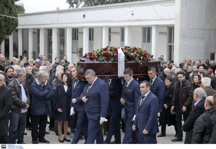 Συγγενείς και σύντροφοι αποχαιρέτησαν τον Θοδωρή Μιχόπουλο - εικόνα 9