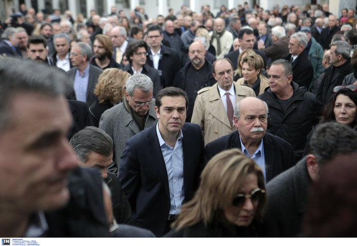 Συγγενείς και σύντροφοι αποχαιρέτησαν τον Θοδωρή Μιχόπουλο - εικόνα 12