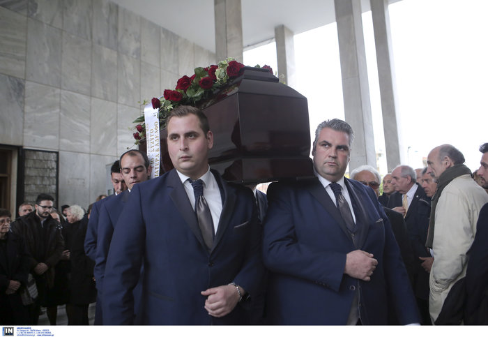 Συγγενείς και σύντροφοι αποχαιρέτησαν τον Θοδωρή Μιχόπουλο - εικόνα 8