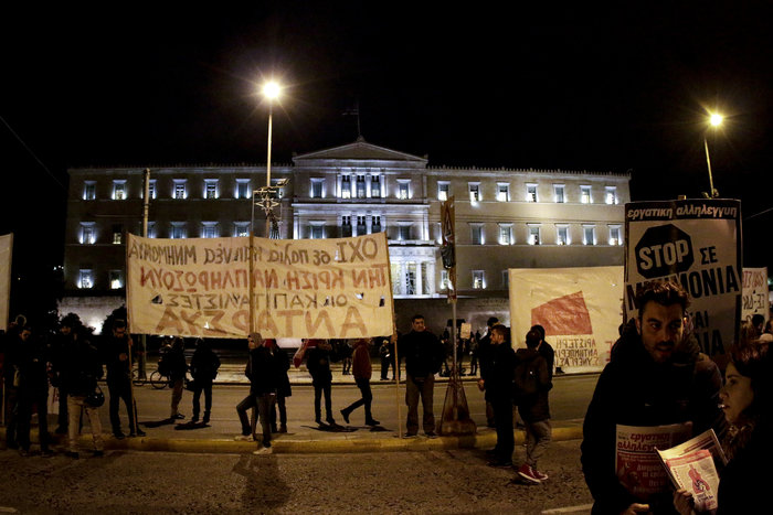 Επεισόδια έξω από τη Βουλή μεταξύ διαδηλωτών και ΜΑΤ - εικόνα 6