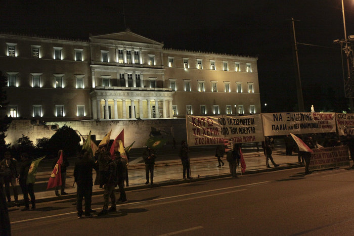 Επεισόδια έξω από τη Βουλή μεταξύ διαδηλωτών και ΜΑΤ - εικόνα 3