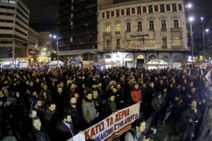 Επεισόδια έξω από τη Βουλή μεταξύ διαδηλωτών και ΜΑΤ - εικόνα 8