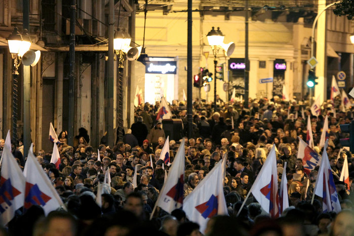 Επεισόδια έξω από τη Βουλή μεταξύ διαδηλωτών και ΜΑΤ - εικόνα 9