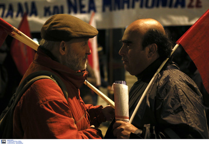 Επεισόδια έξω από τη Βουλή μεταξύ διαδηλωτών και ΜΑΤ - εικόνα 10