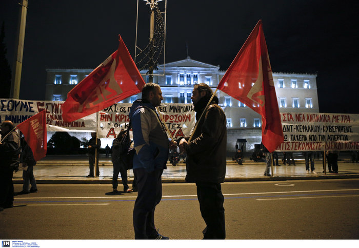 Επεισόδια έξω από τη Βουλή μεταξύ διαδηλωτών και ΜΑΤ - εικόνα 11