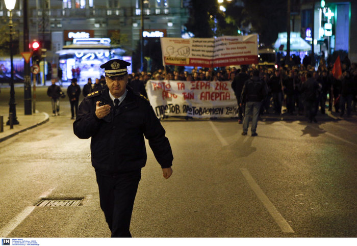 Επεισόδια έξω από τη Βουλή μεταξύ διαδηλωτών και ΜΑΤ - εικόνα 12