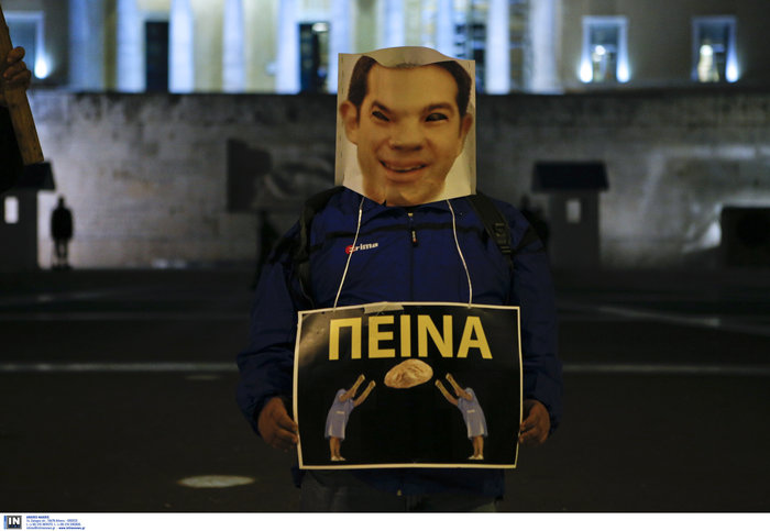 Επεισόδια έξω από τη Βουλή μεταξύ διαδηλωτών και ΜΑΤ - εικόνα 14