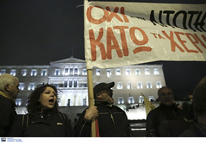 Επεισόδια έξω από τη Βουλή μεταξύ διαδηλωτών και ΜΑΤ - εικόνα 17