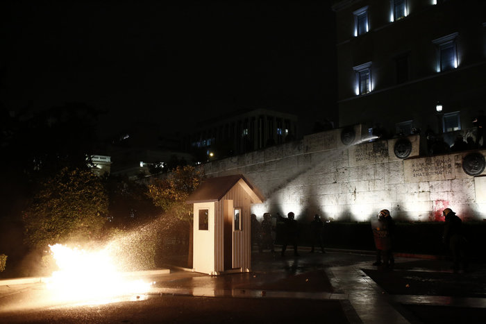 Επεισόδια έξω από τη Βουλή μεταξύ διαδηλωτών και ΜΑΤ