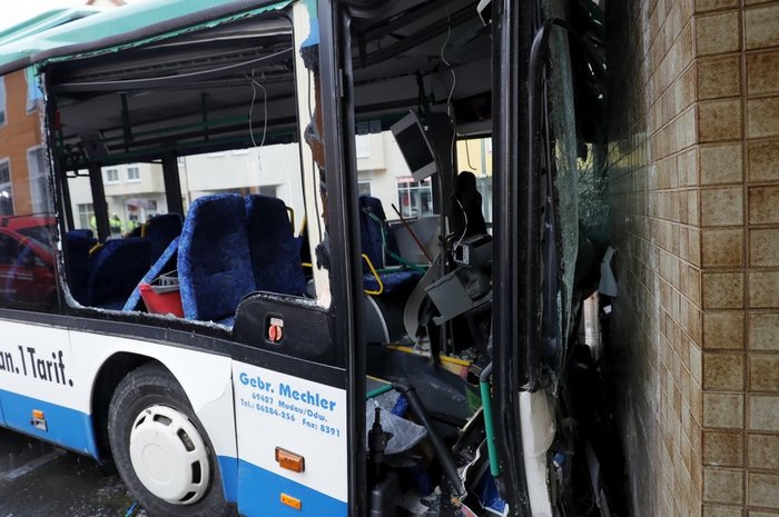 Γερμανία: Σχολικό έπεσε πάνω σε τοίχο --43 παιδιά τραυματισμένα - εικόνα 2