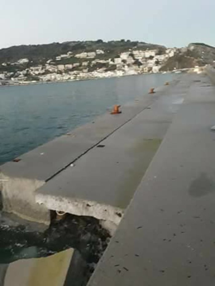 Από τα μποφόρ άνοιξε στη μέση ο νέος μόλος στο λιμάνι του Εύδηλου Ικαρίας