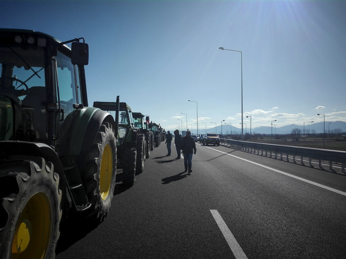 Στήθηκε το πρώτο μπλόκο από τους αγρότες της Καρδίτσας - εικόνα 2