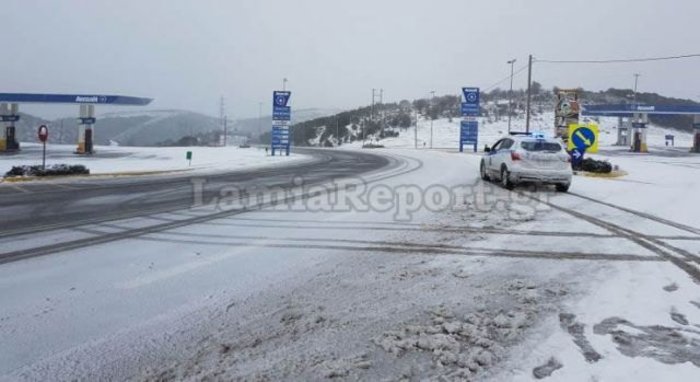 Στους -5 το θερμόμετρο στο Πήλιο - Με αλυσίδες στην Πάρνηθα