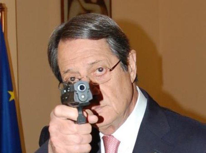 Ο πρόεδρος της Κύπρου Νίκος Αναστασιάδης... τραβάει πιστόλι